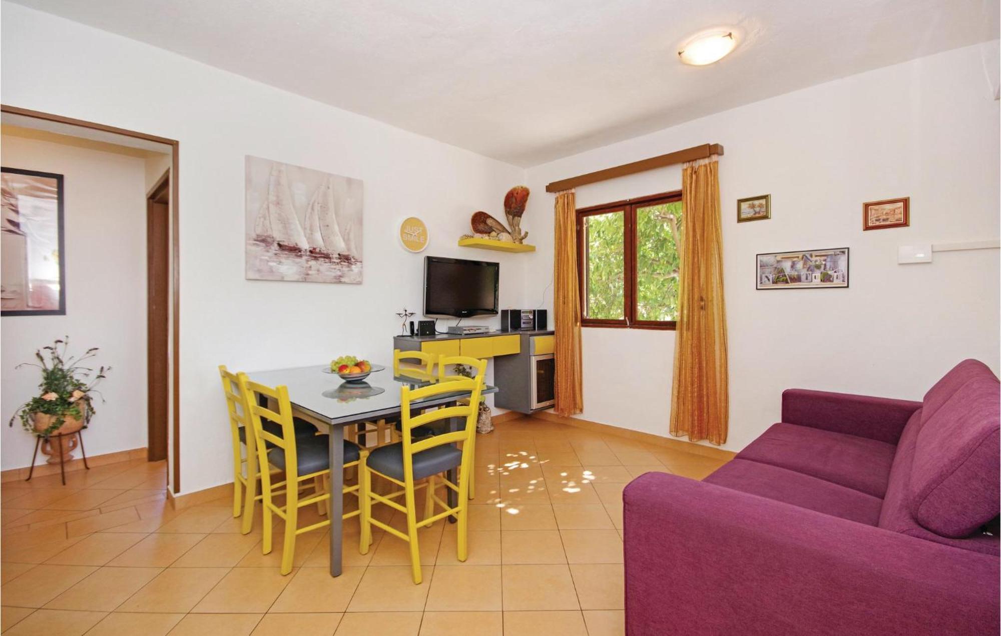 Ferienhaus Stunning In With Kitchen Sućuraj
